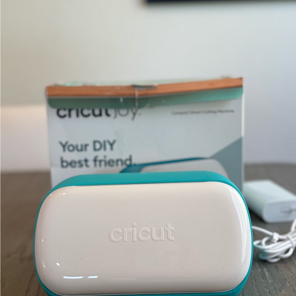 Cricut Joy Craft Machine in White and Teal